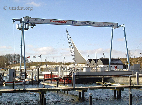 Blick auf die Krananlage des Yachthafen Groemitz am 14.02. 2009.   -   Fr eine grere Bilddarstellung klicken Sie bitte auf das Foto.