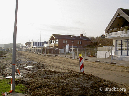 Die aufgerissene Yachthafenstrasse im Yachthafen Groemitz am 03.12.  2006   -   Fr eine grere Bilddarstellung klicken Sie bitte auf das Foto.
